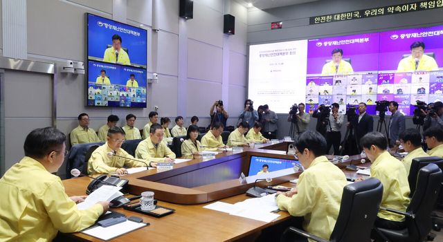 지난13일 오전 서울 종로구 정부서울청사 서울상황센터에서 국가정보자원관리원 행정정보시스템 화재 관련 중앙재난안전대책본부 회의가 진행되고 있다. [사진제공=뉴시스]