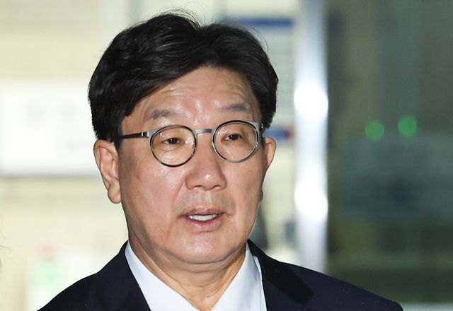 지난달 16일 국민의힘 권성동 의원이 서울 서초구 서울중앙지법에서 구속 전 피의자 심문(영장실질심사)을 마친 후 대기 장소인 서울구치소로 가고 있다. [사진제공=뉴시스]<br>