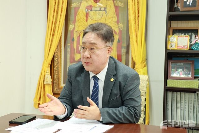 조선 제26대 임금 고종의 증손인 이원 황사손이 본보와의 인터뷰에 응하고 있다.&nbsp;ⓒ투데이신문<br>