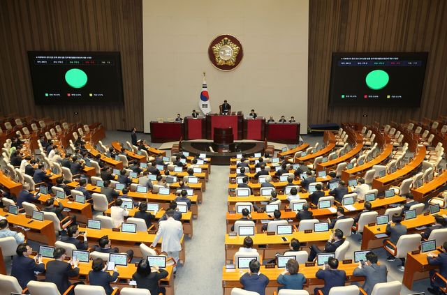 지닌달 29일 서울 여의도 국회에서 진행된 제429회 국회(정기회) 제9차 본회의에서 국회에서의 증언, 감정 등에 관한 법률 일부개정법률안 수정안이 가결되고 있다. [사진제공=뉴시스]