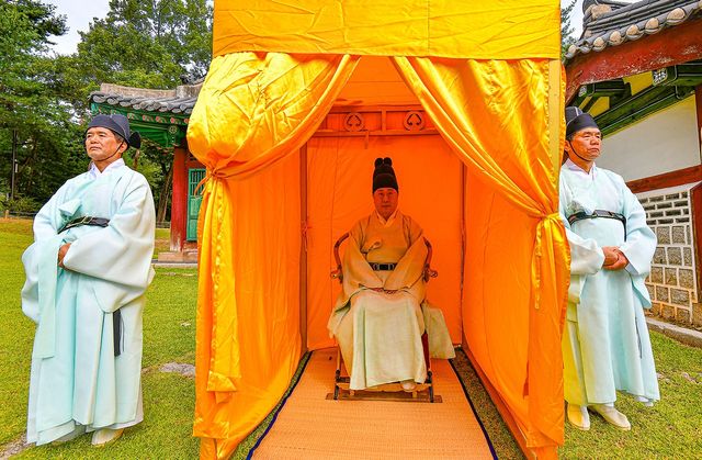 지난 27일 이원 황사손이 서울 종로구 사직단에서 사직대제(땅과 곡식의 신에게 드리는 국가적인 제사)를 거행하고 있다. [사진제공=대한황실문화원]<br>