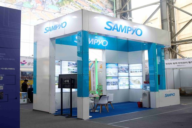 삼표그룹이 지난 24일부터 27일까지 강원도 삼척시 정라지구 도시재생 사업지 일원에서 열린 ‘2025 대한민국 도시·지역혁신 산업박람회’에서 홍보 부스 운영을 통해 성수·삼척 개발 프로젝트를 소개했다. [사진=삼표그룹]