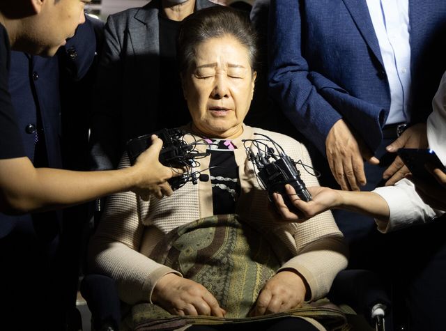 통일교 한학자 총재가 지난달 17일 오후 서울 종로구 KT광화문빌딩 웨스트에 위치한 김건희 특검 사무실에서 피의자 신분으로 조사를 마치고 나오고 있다. [사진제공=뉴시스]