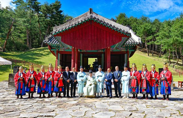 지난 27일 이원 황사손이 서울 종로구 사직단에서 사직대제(땅과 곡식의 신에게 드리는 국가적인 제사)를 거행한 뒤 기념 촬영에 임하고 있다. [사진제공=대한황실문화원]<br>