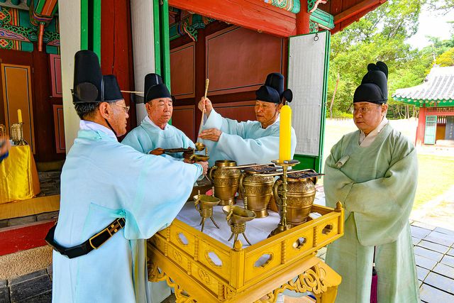 지난 27일 이원 황사손이 서울 종로구 사직단에서 사직대제(땅과 곡식의 신에게 드리는 국가적인 제사)를 거행하고 있다. [사진제공=대한황실문화원]<br>