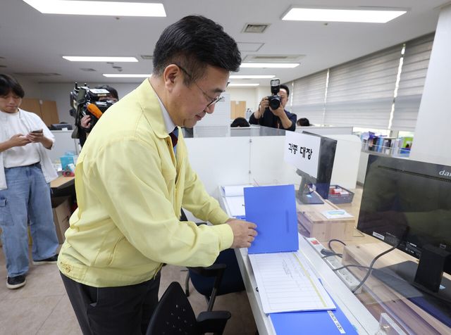 행정안전부 윤호중 장관이 2일 서울 마포구 서울서부고용노동지청을 찾아 국가정보자원관리원 화재로 인한 전산장애 관련 민생점검을 진행하고 있다. [사진제공=뉴시스]