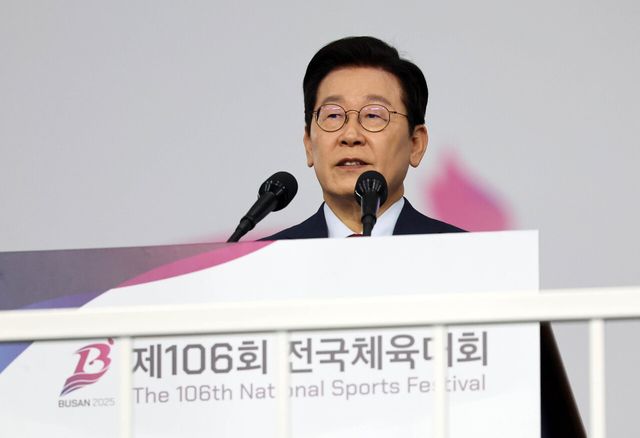 이재명 대통령이 지난 17일 부산 연제구 부산아시아드주경기장에서 개최된 ‘제106회 전국체육대회 개회식’에 자리해 발언하고 있다. [사진제공=뉴시스]