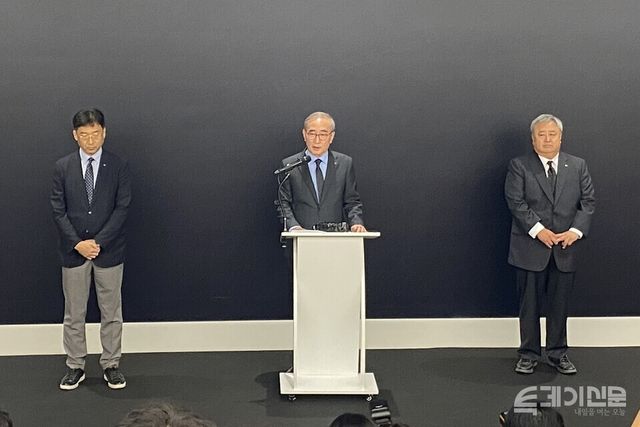 지난달 11일 서울 종로구 KT 광화문빌딩 웨스트 사옥에서 KT 김영섭 대표가 소액결제 피해와 관련해 브리핑을 진행하고 있다. 왼쪽부터 KT 네트워크 부문장 서창석 부사장, KT 김영섭 대표, KT 커스터머 부문장 이현석 부사장의 모습 ⓒ투데이신문