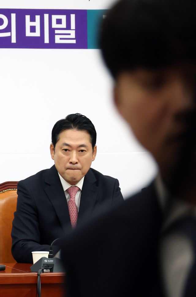 장동혁 국민의힘 대표가 20일 서울 여의도 국회에서 열린 최고위원회의에서 공개발언 후 회의장 문이 닫히길 기다리고 있다. [사진제공=뉴시스]