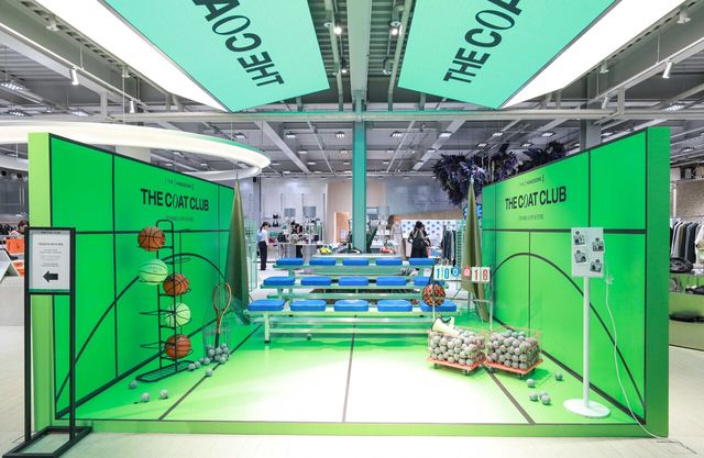 한섬 온라인 사업 전개 10주년을 기념해 오는 23일까지 성수동 EQL GROVE 매장에서 진행하는 ‘더 코트 클럽’ 팝업 스토어 내부 전경. [사진=현대백화점그룹]