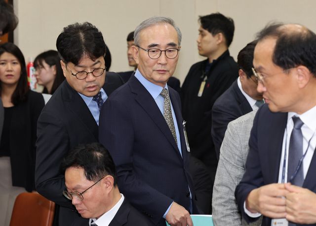 KT 김영섭 대표가 지난 14일 오후 서울 여의도 국회에서 열린 정무위원회 국정감사에 증인으로 출석하고 있다. [사진=뉴시스]