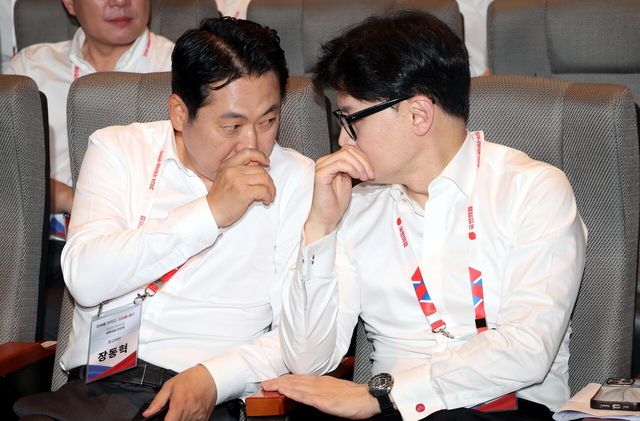 지난 2024년 8월 29일 당시 한동훈 국민의힘 대표와 장동혁 최고위원이 인천 중구 용유로 인천국제공항공사 인재개발원에서 열린 2024 국민의힘 국회의원 연찬회에서 긴밀하게 대화를 하고 있다. [사진제공=뉴시스]