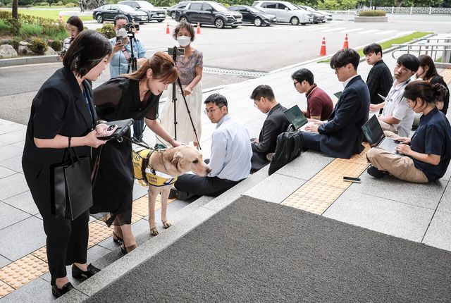 김예지 국민의힘 의원이 11일 서울 서초구 서울고등검찰청에 마련된 내란특검 사무실로 참고인조사를 받기 위해 출석하고 있다. [사진제공=뉴시스]