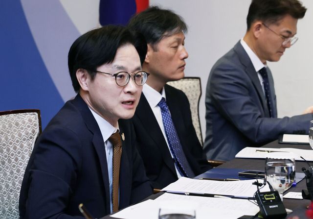 김정관 산업통상부 장관(왼쪽)이 지난 15일 서울 중구 롯데호텔에서 보줌바예프 카자흐스탄 부총리와 면담하고 있다. [사진=산업통상부/뉴시스]