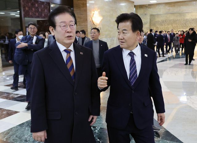 지난 1월 17일 당시 이재명 더불어민주당 대표가 17일 오후 서울 여의도 국회에서 열린 본회의가 정회된 뒤 정동영 의원과 대화하며 회의장을 나서고 있는 모습. [사진제공=뉴시스]&nbsp;<br>