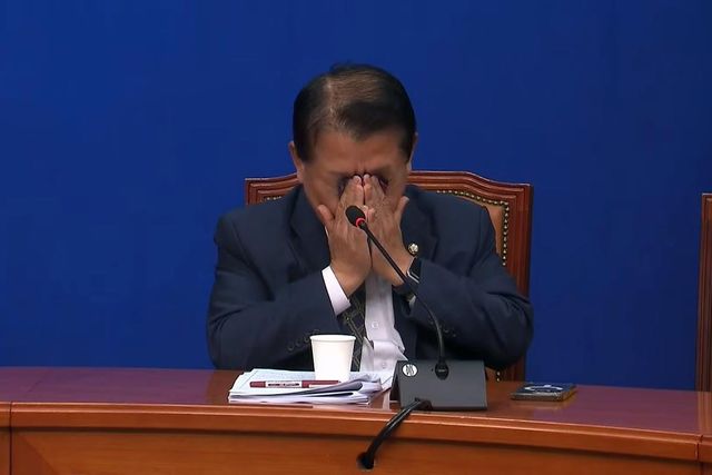 민주당 김병주 최고위원이 20일 최고위원회의 백브리핑에서 캄보디아 구금 사태를 설명한 뒤 눈물을 닦고 있다. [사진=KBS유튜브 캡처]<br>