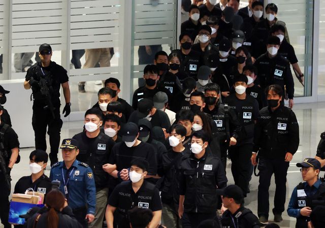 캄보디아 당국의 범죄단지 단속으로 인해 적발돼 구금됐던 한국인들이 지난 18일 인천국제공항 2터미널을 통해 송환되고 있는 현장 모습. [사진제공=뉴시스]