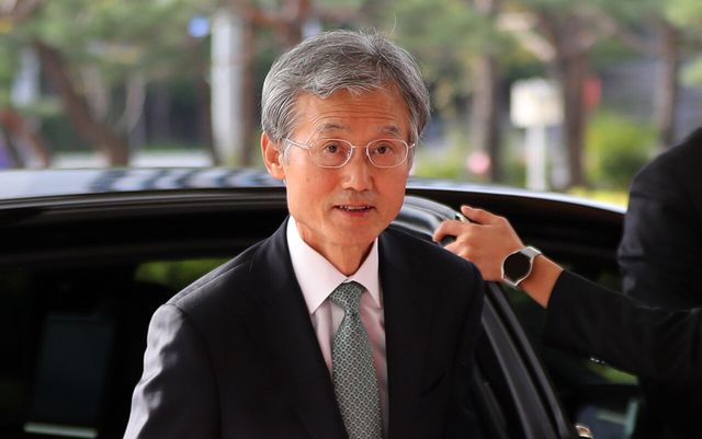 조희대 대법원장이 21일 서울 서초구 대법원으로 향하고 있다. [사진제공=뉴시스]