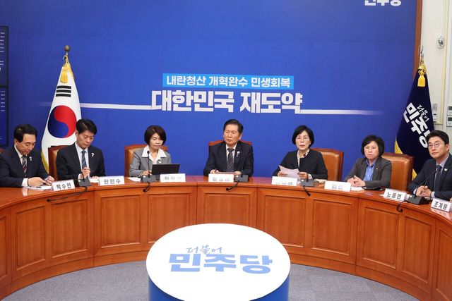 더불어민주당 최민희 언론개혁특위 위원장 등이 지난 20일 서울 여의도 국회에서 진행된 언론개혁특위 허위조작정보 근절안 발표 기자간담회에 참석해 있다. [사진제공=뉴시스]