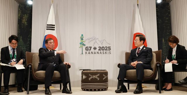 이재명 대통령이 지난 6월 17일(현지 시간) 캐나다 앨버타주 캐내내스키스 주요 7개국(G7) 정상회의장에서 이시바 시게루 일본 총리와 한일 정상회담을 하고 있다. [사진제공=뉴시스]