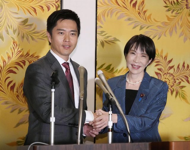 일본 자민당 다카이치 사나에(오른쪽) 총재가 일본 내각제 역사 140년 만에 첫 여성 총리로 등극했다. 사진은 일본유신회 요시무라 히로후미 대표가 20일 도쿄에서 연립정권 수립 합의서에 서명한 뒤 기자회견 하면서 악수를 하는 장면. [사진제공=뉴시스]