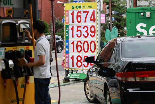 서울 시내의 한 주유소에 유가 정보가 게시돼 있다. [사진=뉴시스]
