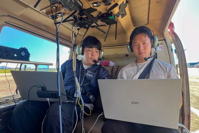 KT 직원들이 인천 아라뱃길 구간에서 UAM의 주요 기술 요소를 점검하고 있다. [사진=KT]