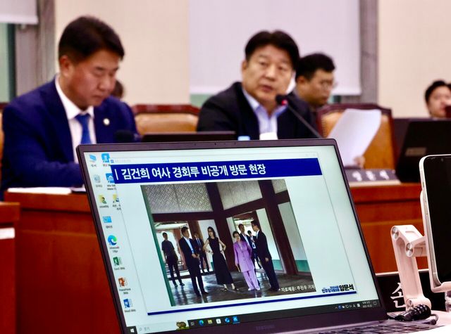 양문석 더불어민주당 의원이 22일 오전 서울 여의도 국회 문화체육관광위원회에서 열린 국립중앙박물관 등에 대한 국정감사에서 정용석 국립박물관문화재단 사장에게 김건희 여사의 경복궁 근정전 용상 착석 의혹에 대해 질의하고 있다. [사진제공=뉴시스]