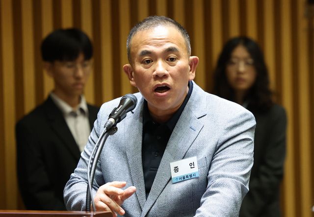 '정치브로커'로 알려진 명태균 씨가 23일 서울시청에서 열린 국회 행정안전위원회의 서울특별시에 대한 국정감사에 증인으로 출석해 의원 질의에 답변하고 있다. [사진제공=뉴시스]