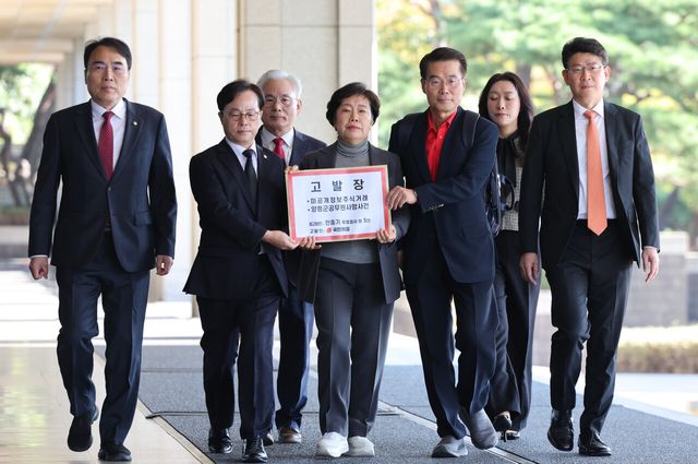 국민의힘 의원들이 지난 22일 서울 서초구 서울중앙지방검찰청에서 민중기 특별검사를 자본시장법위반과 직권남용 등의 혐의로 고발하면서 고발 취지 등을 발표하고 있다. [사진제공=뉴시스]