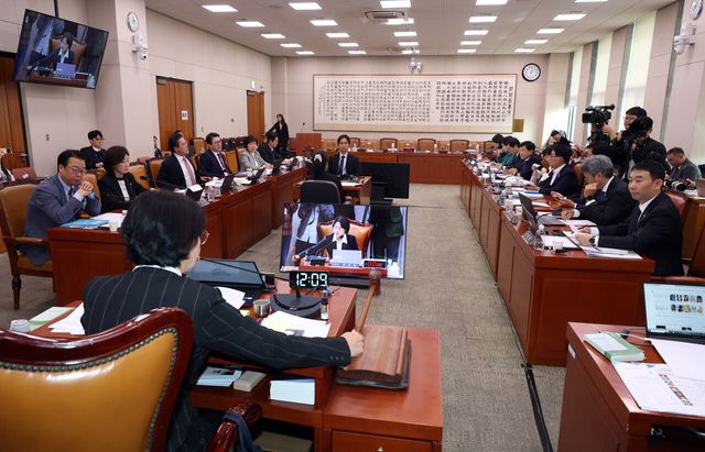 추미애 국회 법사위원장이 지난 21일 서울 여의도 국회에서 열린 법제사법위원회 전체회의에서 의사봉을 두드리고 있는 모습. [사진제공=뉴시스]<br>