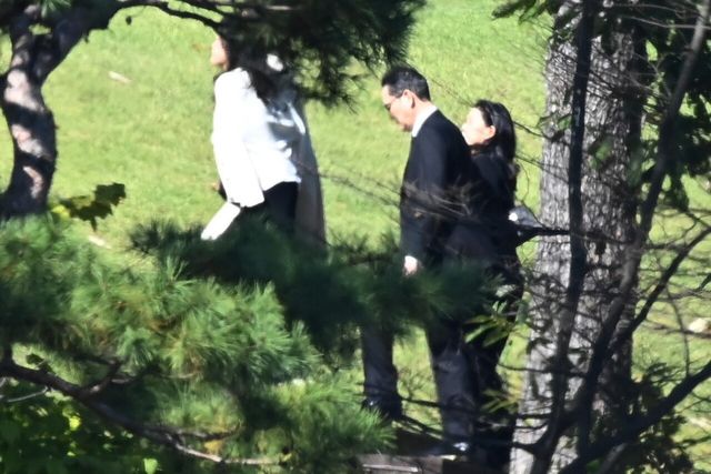 삼성전자 이재용 회장이 지난해 10월 25일 경기도 수원 선영에서 진행된 삼성 고(故) 이건희 선대회장의 4주기 추도식에 참석하고 있다. [사진=뉴시스]