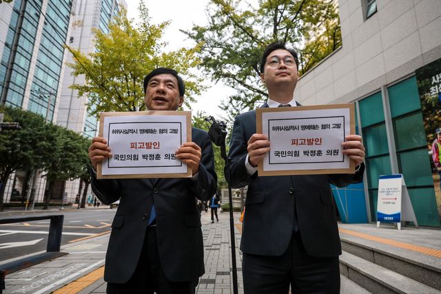 더불어민주당의 이성윤 법률위원장, 허위조작정보대응특위 김동아 부위원장이 지난 21일 서울 종로구 서울경찰청 앞에서 국민의힘 박정훈 의원을 허위사실적시 명예훼손 혐의로 고발하는 내용의 고발장을 들고 있다. [사진제공=뉴시스]