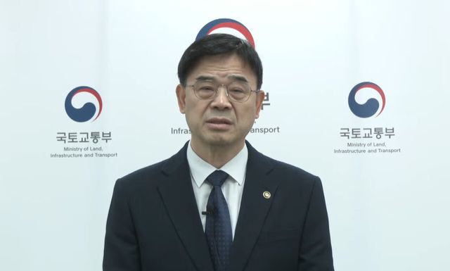 '갭투자' 논란에 휩싸인 이상경 국토교통부 1차관이 23일 대국민 사과문을 발표하고 있다. [사진제공=국토교통부 유튜브 캡쳐/뉴시스]