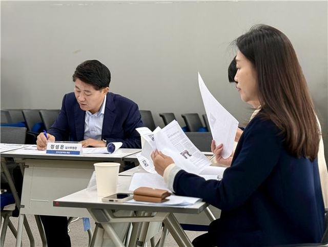 ‘2025 대학신문 생명존중 기사공모전’의 심사회의 모습. [사진제공=인터넷신문윤리위원회]