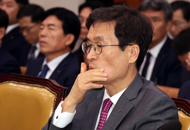 한국도로공사 함진규 사장이 지난 16일 오전 서울 여의도 국회 국토교통위원회에서 열린 한국도로공사 등에 대한 국정감사에서 잠시 생각에 잠겨 있다. [사진=뉴시스]