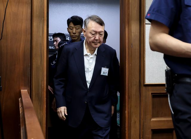 윤석열 전 대통령이 지난 9월 26일 서울 서초구 서울중앙지법에서 진행된 특수공무집행방해, 직권남용 권리행사방해 등 혐의 사건 첫 공판이 열리는 재판장에 들어오고 있다. [사진제공=뉴시스]<br>
