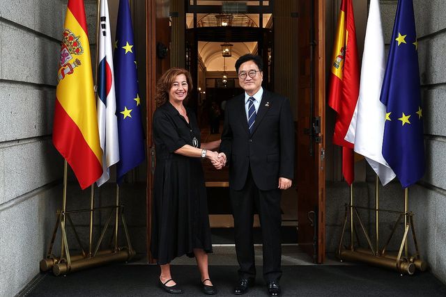 우원식 국회의장이 10월 23일(현지시간) 스페인 마드리드에서 프란시나 아르멩골 스페인 하원 의장과 악수하며 기념 촬영하고 있다. [사진제공=국회의장실 제공]