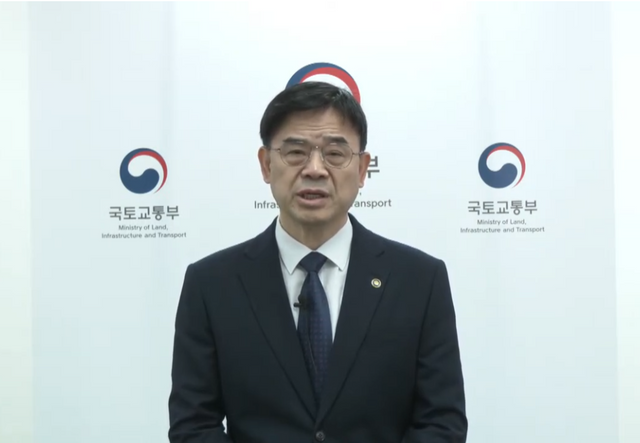 이상경 국토교통부 1차관이 지난 23일 국토교통부 유튜브 채널을 통해 부동산 발언과 배우자 ‘갭투자’ 논란에 대해 공식 사과하고 있다. [사진출처=국토부 유튜브 채널 캡처]<br>