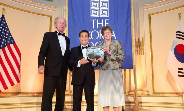 23일(현지시간) 포스코그룹 장인화 회장이 미국 뉴욕에서 ‘밴플리트상’을 수상하고 기념촬영을 하고 있다. (사진 왼쪽부터) 코리아소사이어티 토마스 번 회장, 포스코그룹 장인화 회장, 코리아소사이어티 캐슬린 스티븐스 이사장. [사진=포스코그룹]