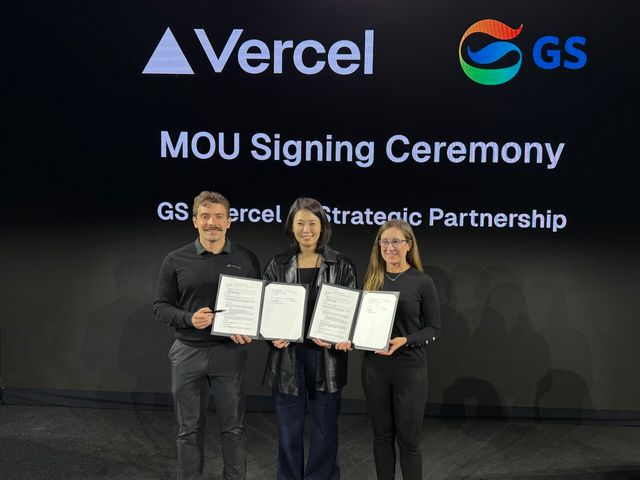GS그룹이 23일(현지시간) 미국 샌프란시스코에서 글로벌 AI 기업 버셀과 전략적 파트너십을 체결했다. 왼쪽부터 버셀의 창립자이자 CEO 기예르모 라우치, ㈜GS 김진아 상무, 버셀 잔 그로서 최고운영책임자(COO). [사진=GS]