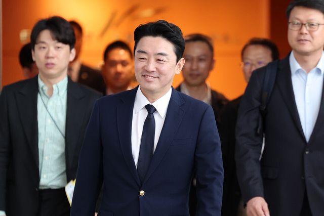 전략경제협력 특사로 임명된 강훈식 대통령 비서실장이 지난 19일 오전 인천국제공항 제1터미널에서 독일로 출국하고 있다. [사진=뉴시스]