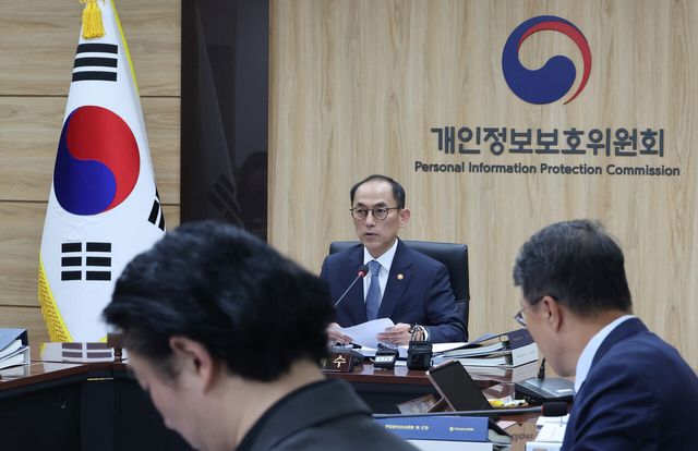 개인정보보호위원회 고학수 위원장이 서울 종로구 정부서울청사에서 열린 전체 회의에 참석해 발언하고 있다. [사진=뉴시스]