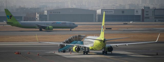 강서구 김포국제공항에서 진에어 여객기가 착륙하고 있다. [사진=뉴시스]