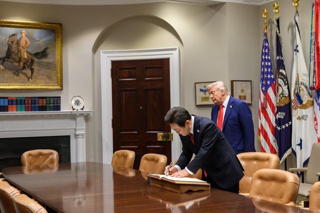 이재명 대통령이 지난 8월 25일(현지시간) 미국 도널드 트럼프 대통령과의 양자 회담을 앞두고 루즈벨트 룸에서 방명록에 서명하고 있다. [사진=뉴시스]