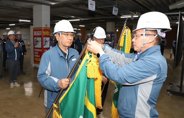 포스코이앤씨 송치영 대표이사(오른쪽)가 지난 9월 10일 경상남도 김해 신문지구 공동주택 건설현장에서 ‘안전실천 결의대회’를 진행하고 있다. [사진=포스코이앤씨]
