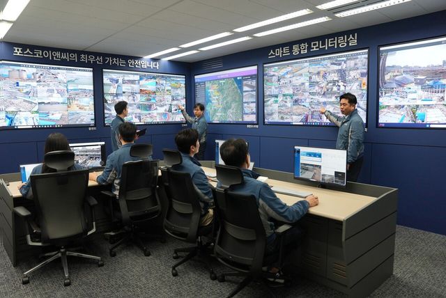 포스코이앤씨가 인천 송도 사옥에 구축한 ‘스마트 통합 모니터링실’에서 관계자들이 작업 환경을 모니터링하고 있다. [사진=포스코이앤씨]