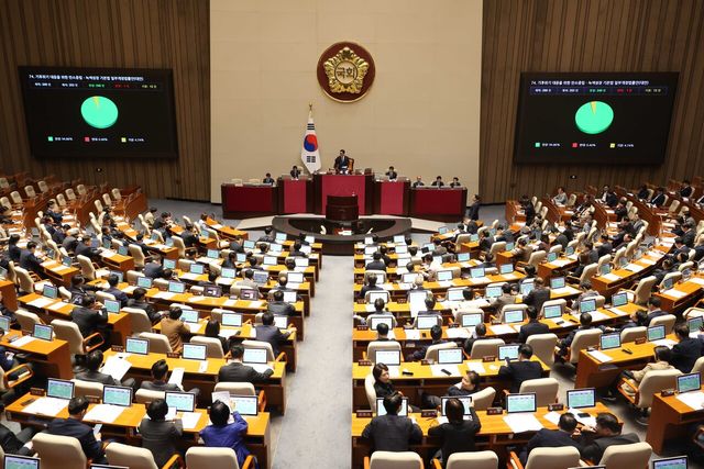 휴일인 26일 오후 서울 여의도 국회 본회의장에서 열린 제429회 국회(정기회) 제10차 본회의에서 기후위기 대응을 위한 탄소중립·녹색성장 기본법 일부개정법률안(대안)이 가결되고 있다. [사진제공=뉴시스]&nbsp;<br>