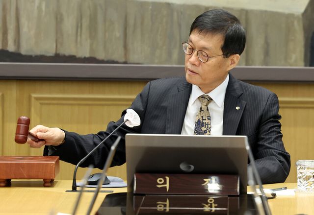 한국은행 이창용 총재가 지난 23일 오전 서울 중구 한국은행 본관에서 열린 금융통화위원회 본회의에서 의사봉을 두드리고 있다. [사진=뉴시스]