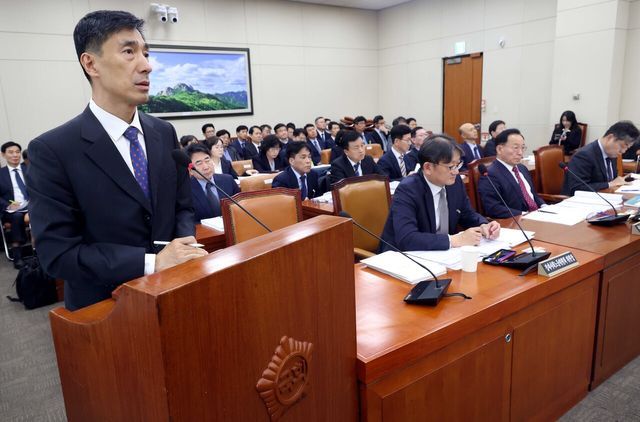 고용노동부 손필훈 기획조정실장이 27일 오후 서울 여의도 국회 기후에너지환경노동위원회에서 열린 국정감사에서 의원 질의에 답하고 있다. [사진제공=뉴시스]